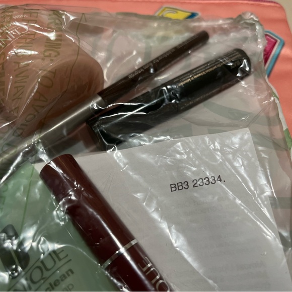 Brand new 8-piece Clinique set 2023 batch code - Picture 4 of 4